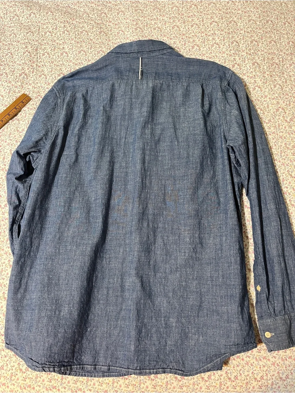 Banana Republic Denim Button-Up Shirt in Medium Blue. XL